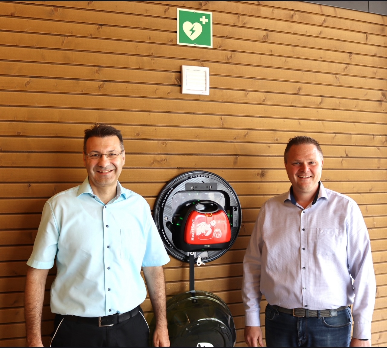 Öffentlich zugänglicher Defibrillator am Fahrrad-Drehkreuz in Betrieb